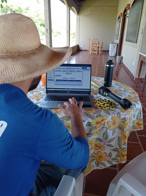 Equipe trabalhando com o sistema na rotina do campo